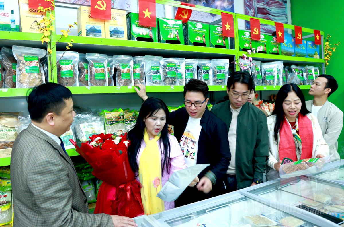 Khách hàng đến lựa mua sản phẩm OCOP tại cửa hàng Tâm Hương làm quà tặng dịp Tết.