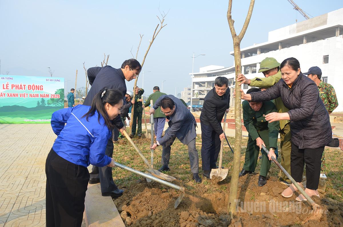 Lãnh đạo Sở Xây dựng, phường An Tường trồng cây tại lễ phát động