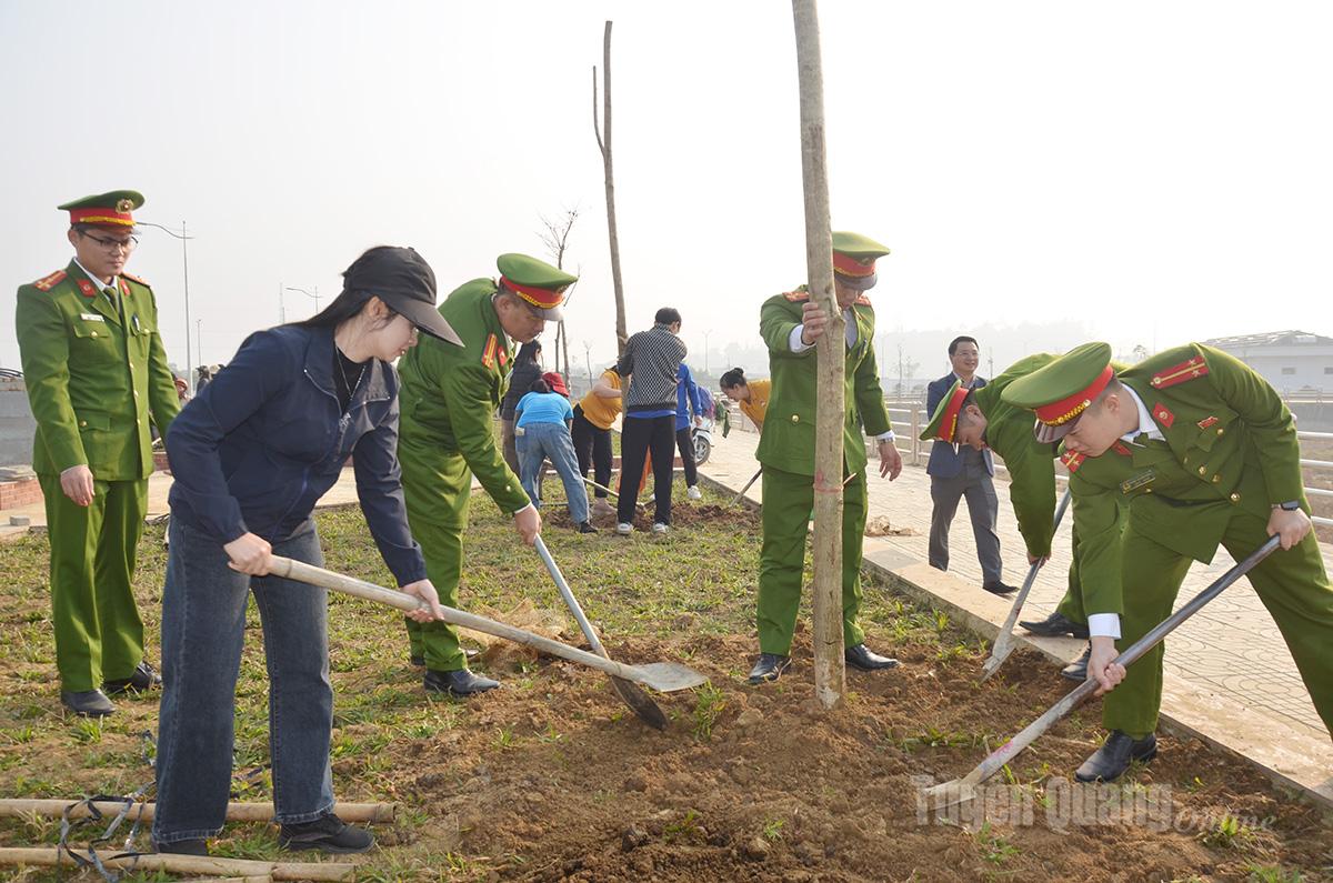 Các lực lượng tham gia trồng cây tại Lễ phát đồng trồng cây tại Bệnh viện đa khoa Tuyên Quang mới