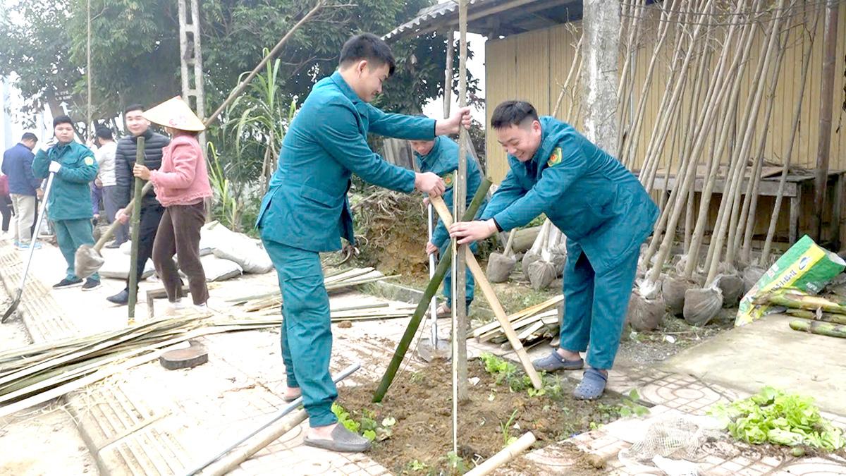 Cán bộ và người dân xã Bắc Quang hưởng ứng trồng cây xanh tại thôn Minh Tâm.