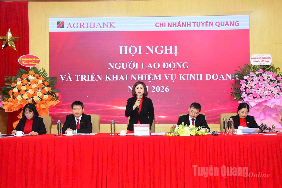 Ban Giám đốc Agribank Tuyên Quang chủ trì hội nghị.