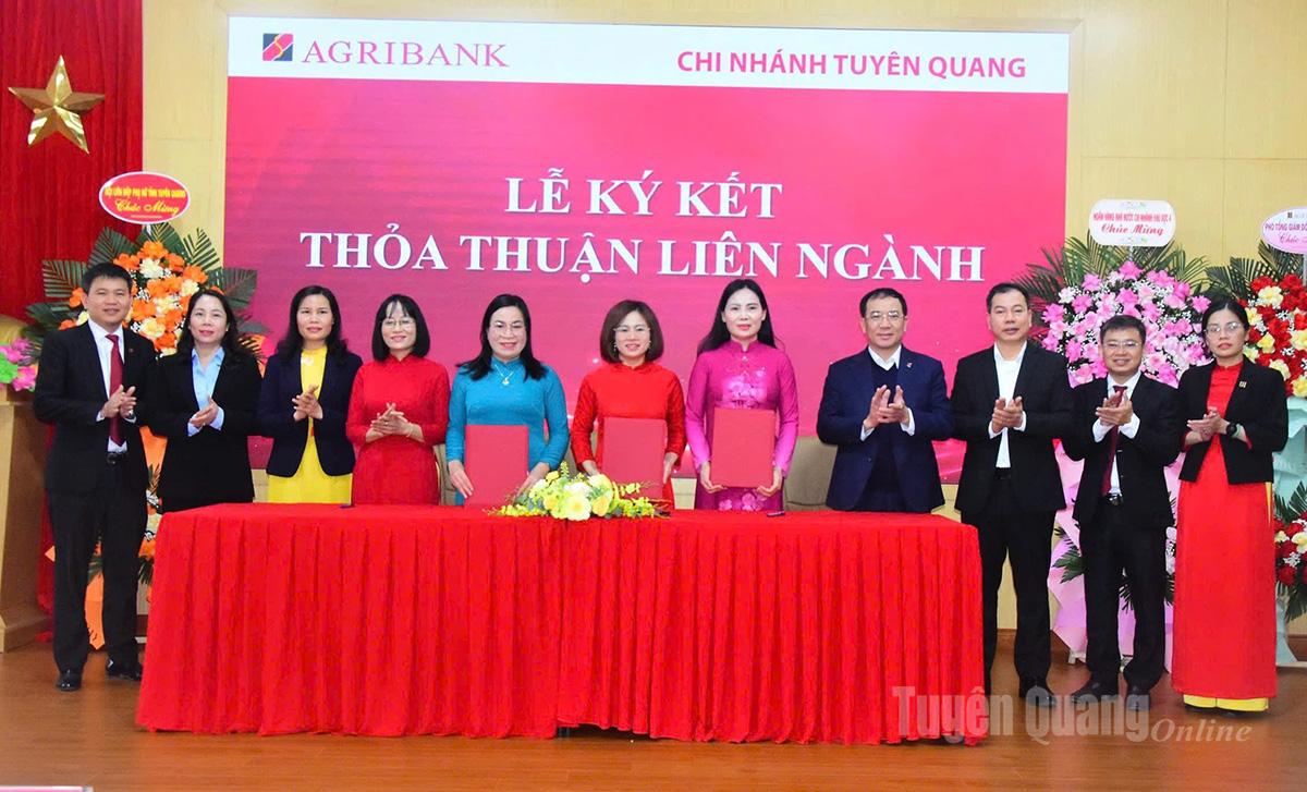 Lãnh đạo Agribank chi nhánh Tuyên Quang ký kết thỏa thuận liên ngành cùng Hội Nông dân tỉnh và Hội Liên hiệp Phụ nữ tỉnh.
