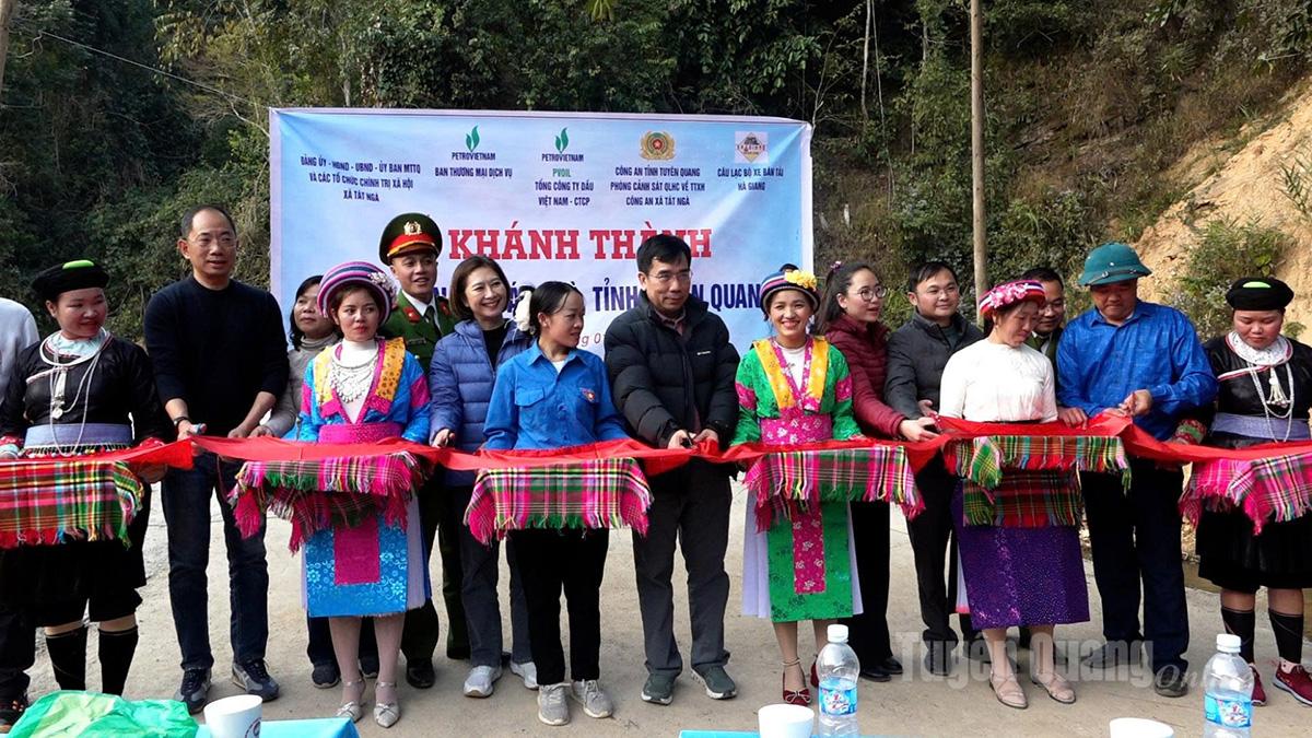 Lãnh đạo xã Tát Ngà và đại diện Tập đoàn Công nghiệp - Năng lượng Quốc gia Việt Nam, Tổng công ty Dầu Việt Nam, Công ty cổ phần PVOIL cắt băng khánh thành cầu Nà Tàn.
