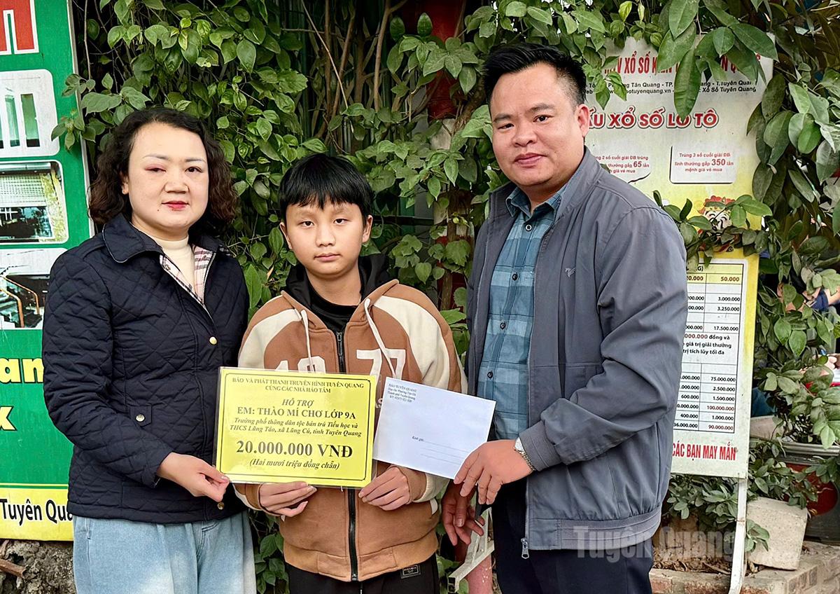 Báo và phát thanh, truyền hình Tuyên Quang trao tiền hỗ trợ cho em Thào Mí Chơ, lớp 9A, trường Phổ thông Dân tộc bán trú Tiểu học và THCS Lũng Táo.