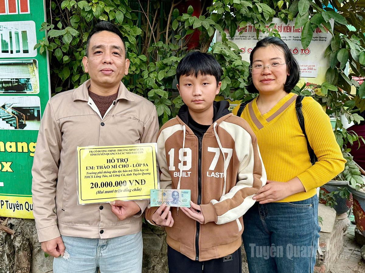 Chú Lã Trung Hiếu, đại điện Facebook cô Dương Trinh, phường Minh Xuân, tỉnh Tuyên Quang trao tiền hỗ trợ cho em Thào Mí Chơ.