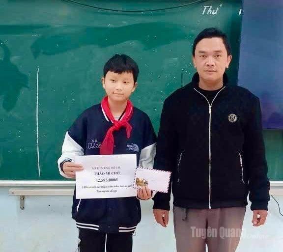 Đại điện cán bộ, giáo viên trường Phổ thông Dân tộc bán trú Tiểu học và THCS Lũng Táo trao tiền hỗ trợ cho em Thào Mí Chơ.