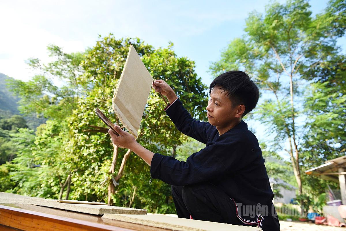 Anh Hoàng
Thùng Siểu cắt
giấy Bản và xếp thành từng bục.