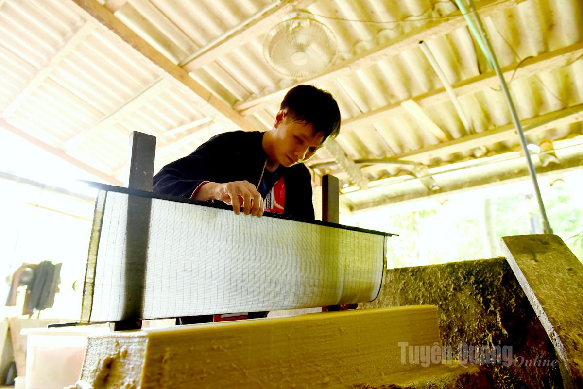 Công đoạn tráng giấy đòi hỏi nhiều khéo léo và tỉ mỉ.