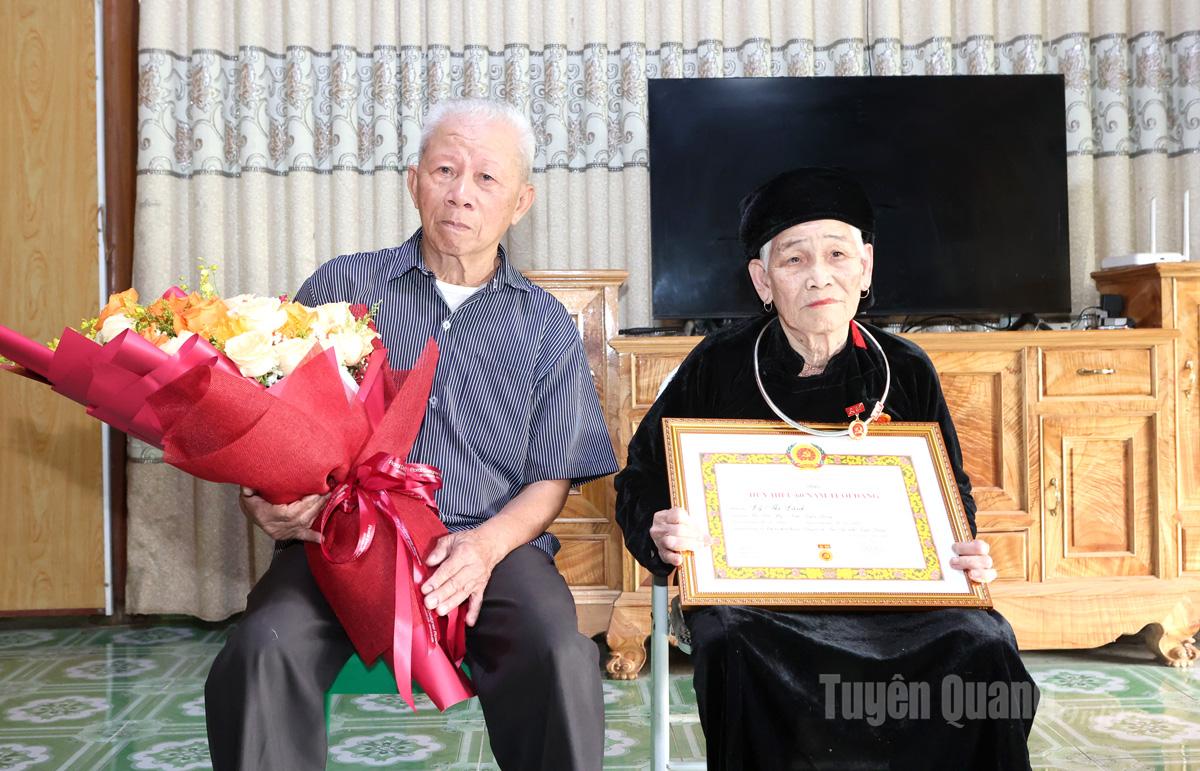 Đảng viên Lý Thị Lành, Chi bộ thôn Cuôn, Đảng bộ xã Tân An (bên phải) nhận Huy hiệu 60 năm tuổi Đảng.