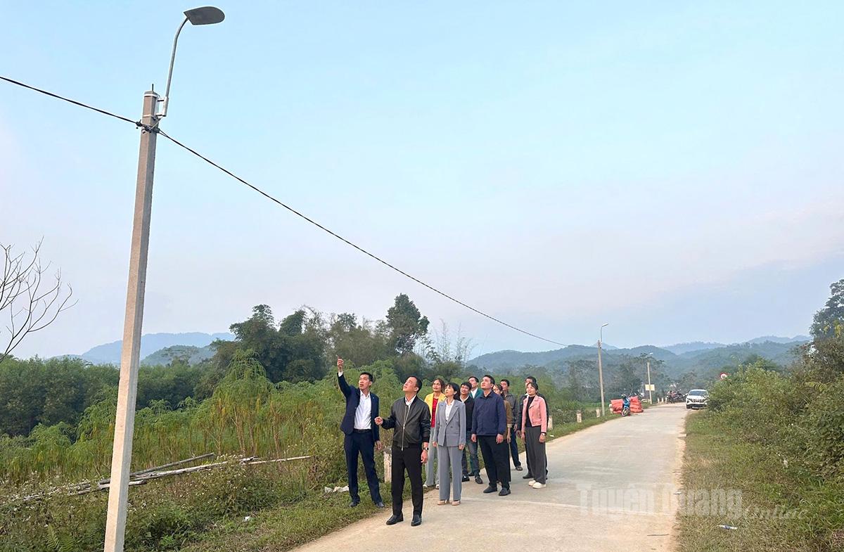 Lãnh đạo xã Tân Mỹ kiểm tra các công trình hạ tầng trên địa bàn.