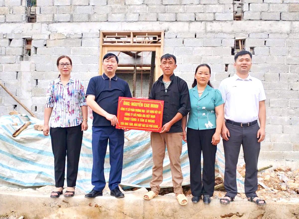 Xã Phố Bảng trao kinh phí hỗ trợ xóa nhà tạm, góp phần ổn định đời sống Nhân dân.