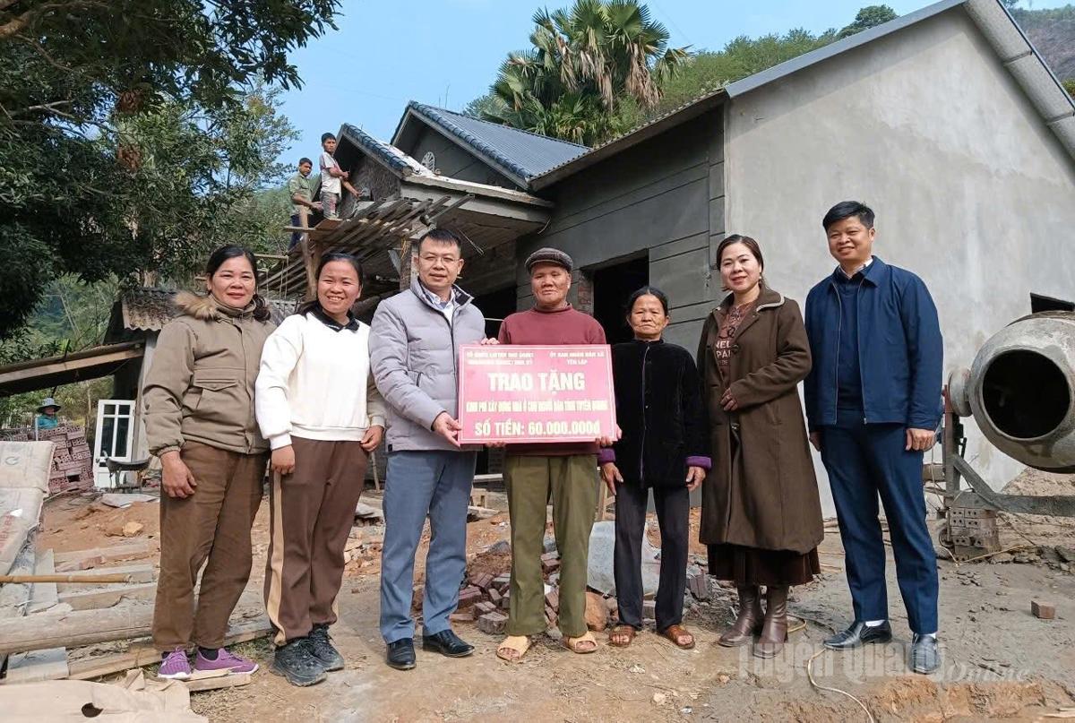 Lãnh đạo xã Yên Lập trao tiền hỗ trợ xây nhà cho hộ khó khăn.