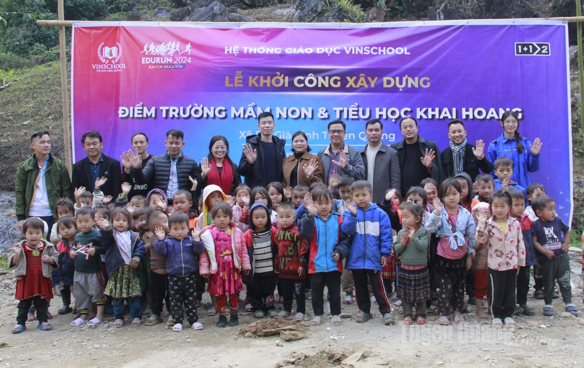 Nhà tài trợ và chính quyền địa phương chụp ảnh cùng giáo viên và học sinh điểm trường Khai Hoang.