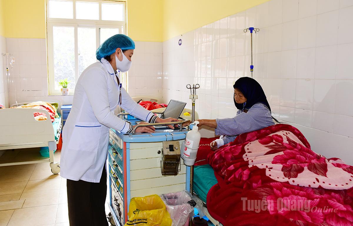 Người bệnh thực hiện các thao tác trên hệ thống phần mềm số hóa.