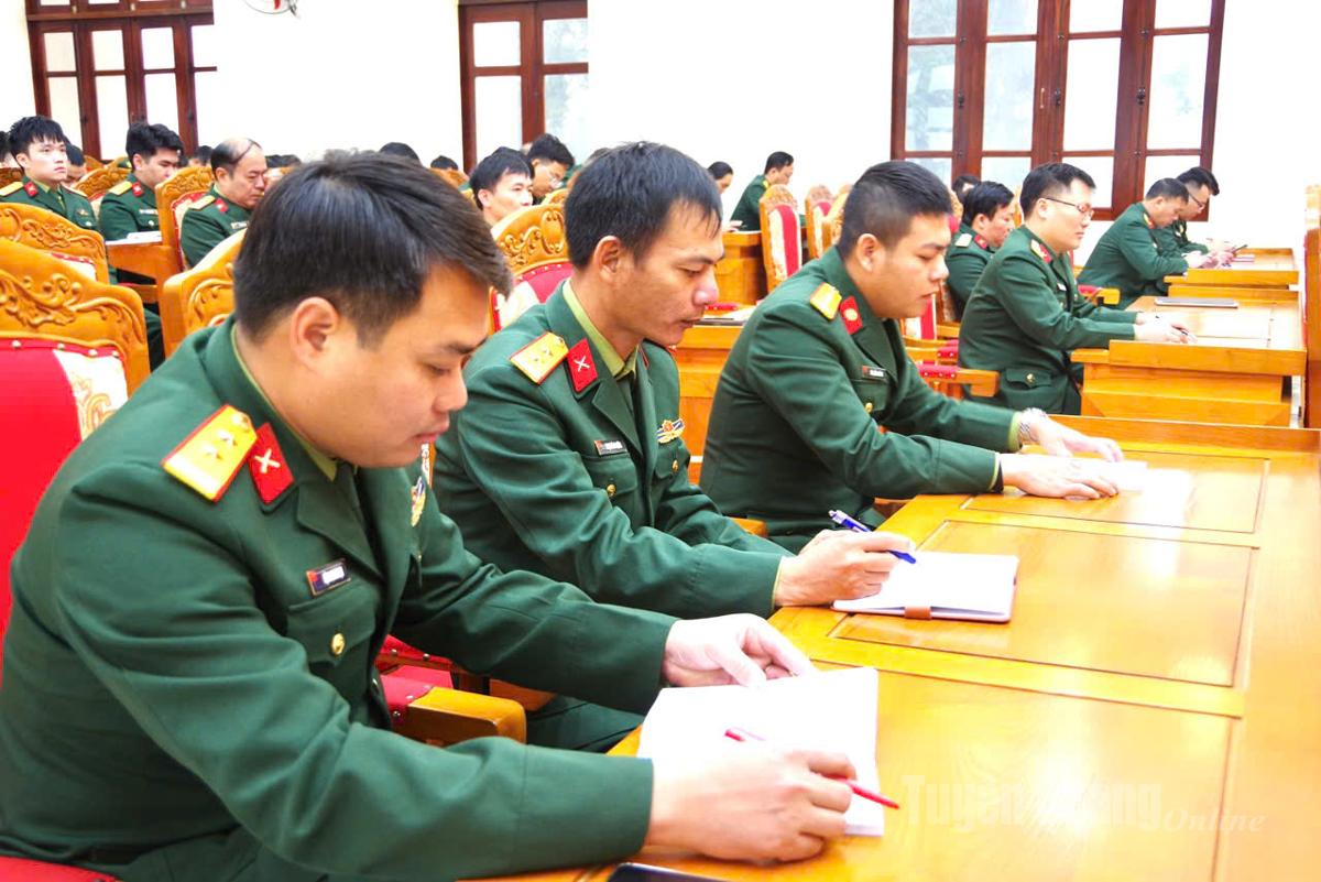 Cán bộ, chiến sĩ Bộ CHQS tỉnh tại hội nghị.