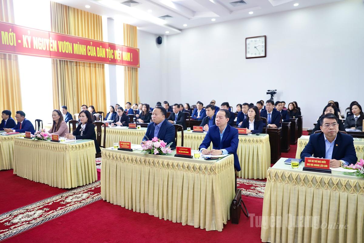 Chủ tịch UBND tỉnh Phan Huy Ngọc cùng các đại biểu dự hội nghị. Ảnh: Duy Tuấn