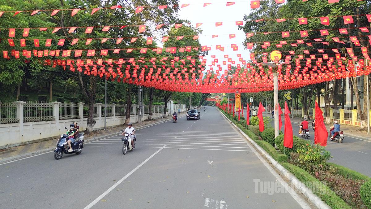 Cờ Đảng, cờ Tổ quốc tung bay trên tuyến phố ở phường Minh Xuân, thể hiện sự trang trọng, tự hào dân tộc chào mừng Đại hội toàn quốc lần thứ XIV của Đảng.