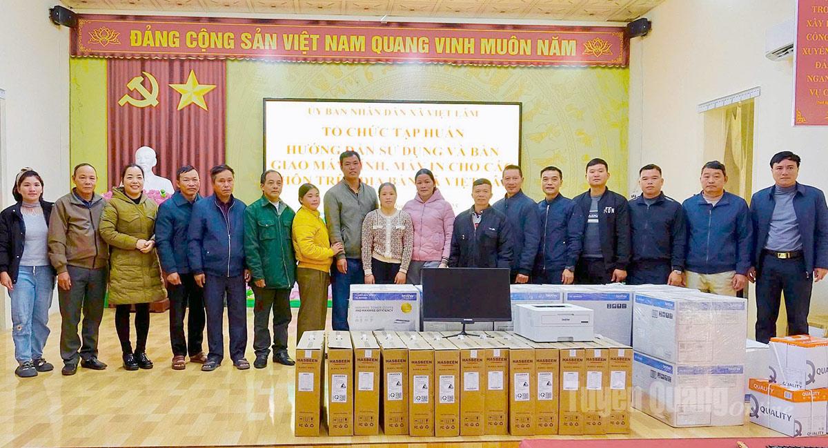 Xã Việt Lâm cấp phát máy vi tính, máy in cho các thôn.