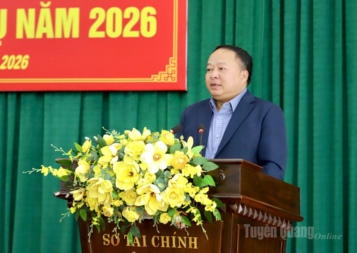 Chủ tịch UBND tỉnh Phan Huy Ngọc phát biểu chỉ đạo tại hội nghị. Ảnh: Duy Tuấn