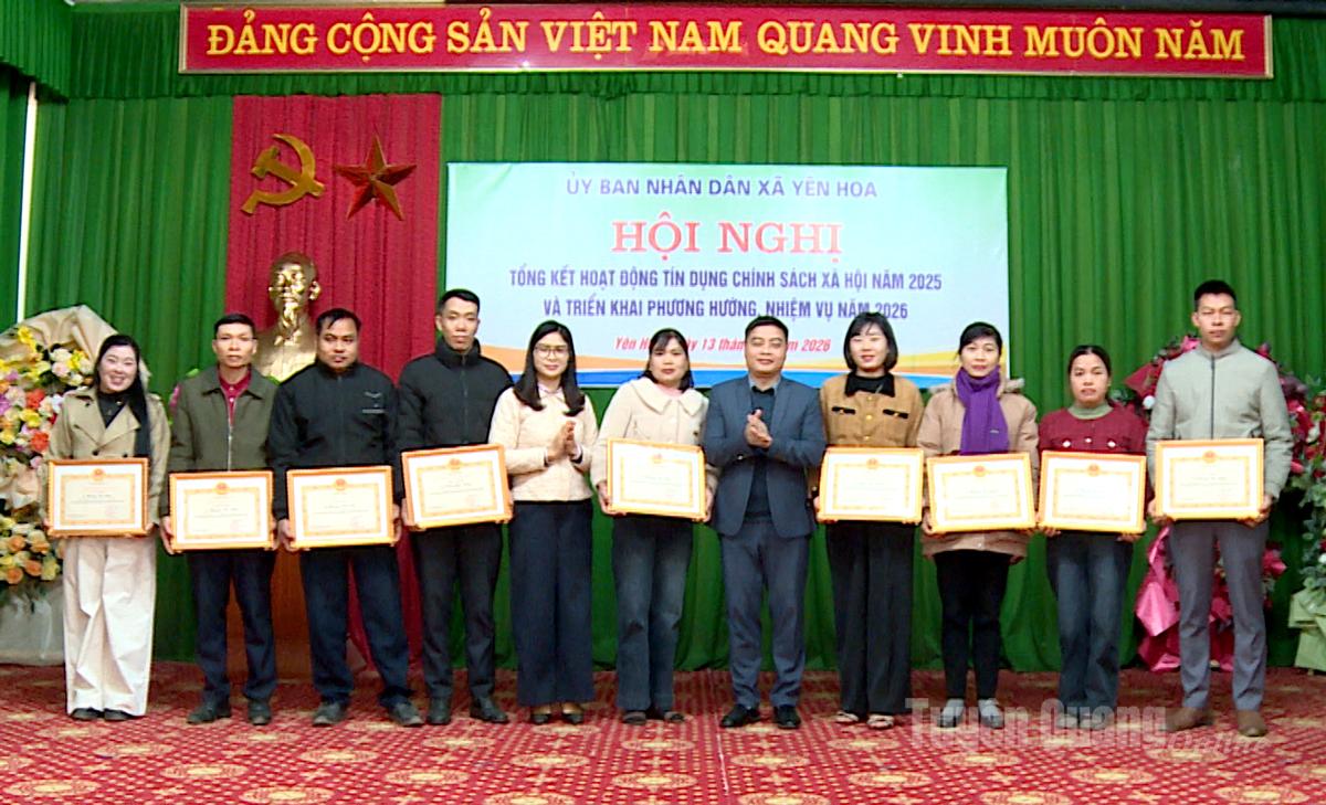 Các đồng chí lãnh đạo trao Giấy khen cho cá nhân có thành tích tiêu biểu trong hoạt động tín dụng chính sách xã hội trên địa bàn xã.