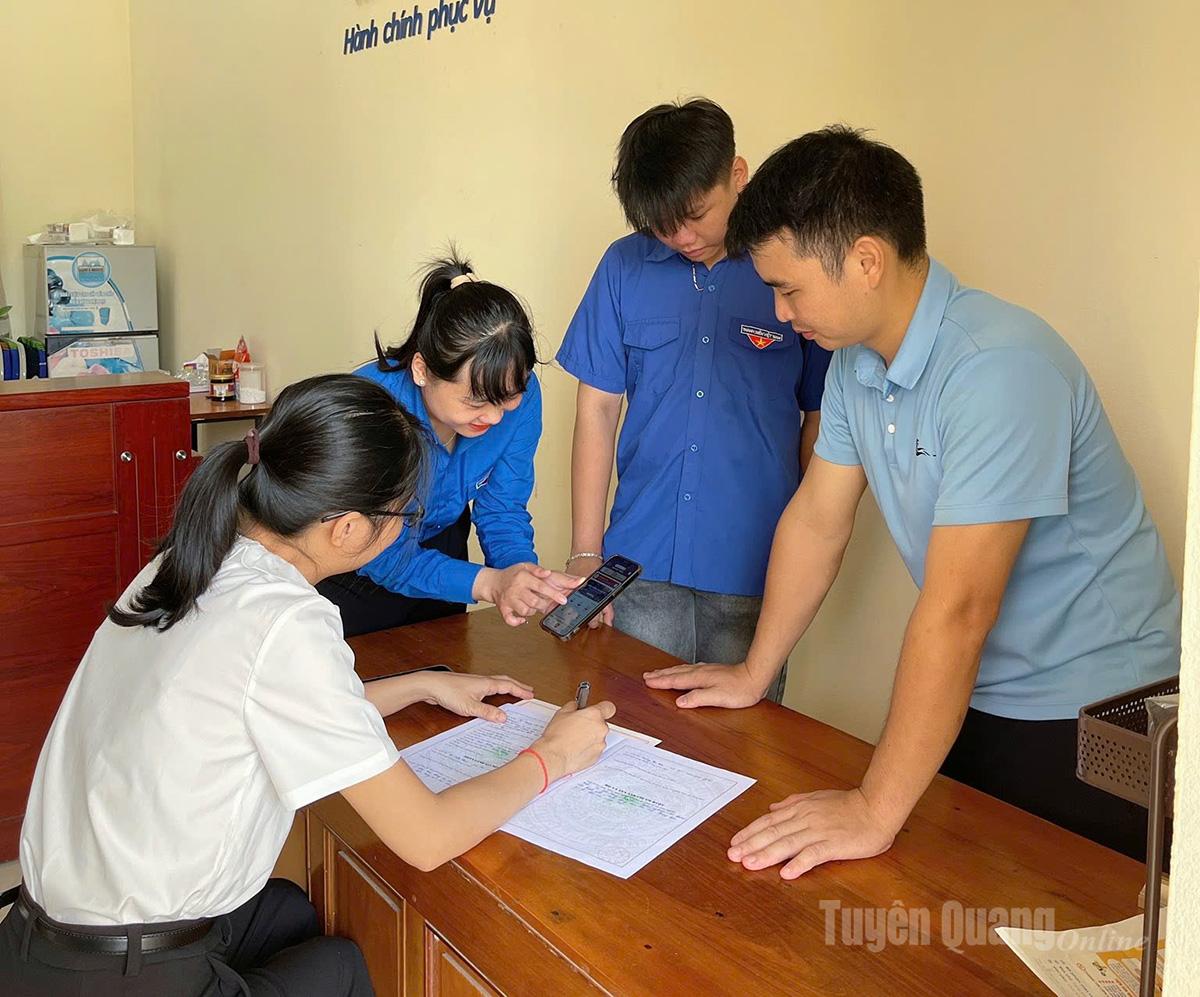 Tuổi trẻ xã Kiên Đài hỗ trợ người dân làm thủ tục hành chính bằng phần mềm trên điện thoại.