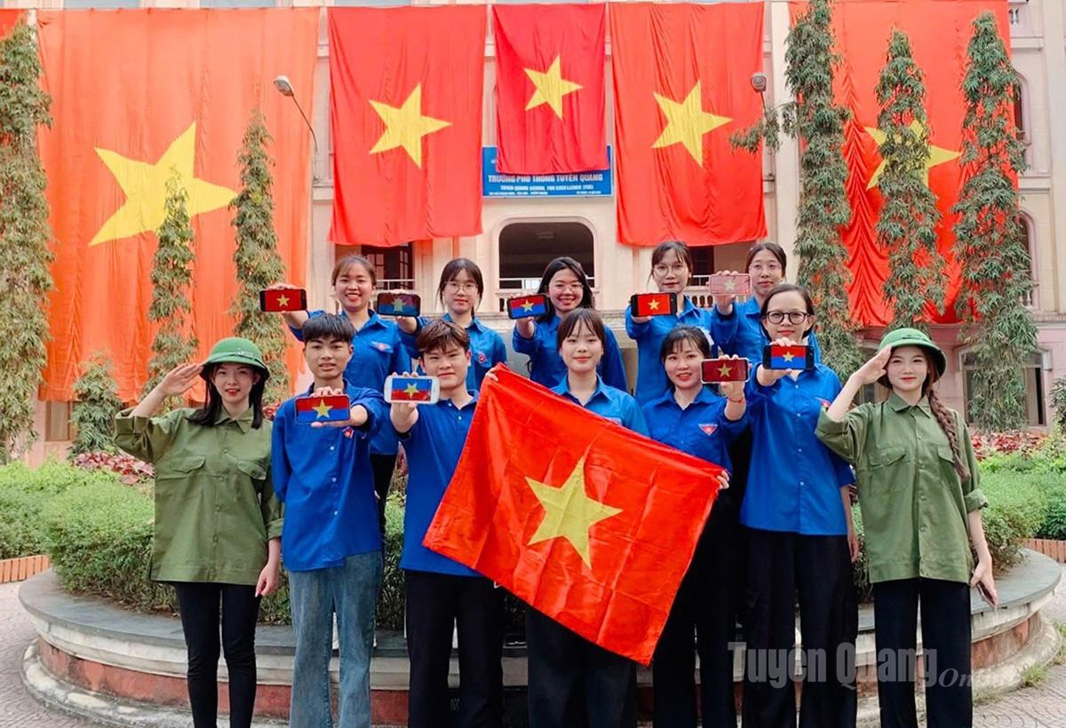  Sinh viên Trường Đại học 
Tân Trào lan tỏa tình yêu nước.