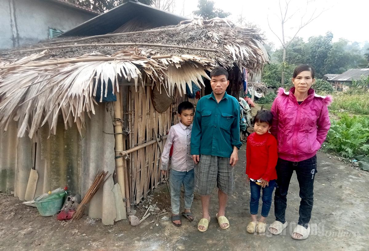 Cả gia đình anh Đặng Văn Cu, sinh năm 1984 và chị Lý Thị Trao, thôn Lang Chua, xã Trung Hà tỉnh Tuyên Quang.