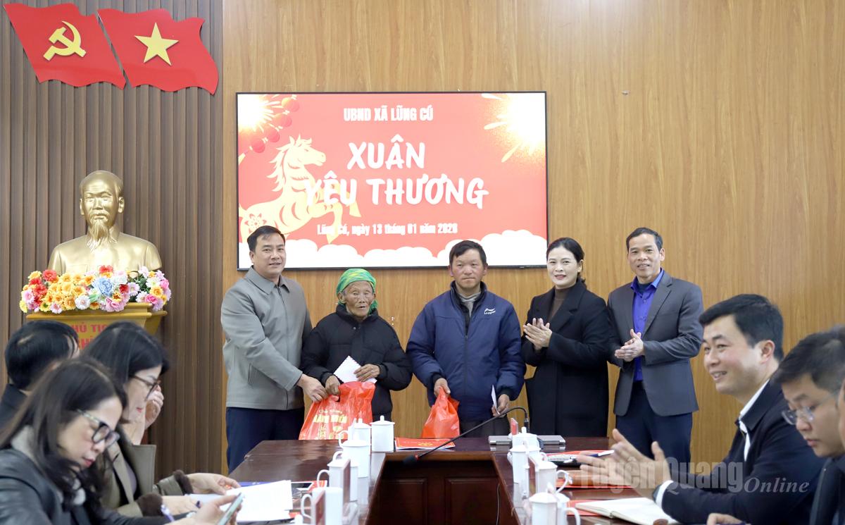 Phó Chủ tịch UBND tỉnh Vương Ngọc Hà tặng quà gia đình chính sách xã Lũng Cú.