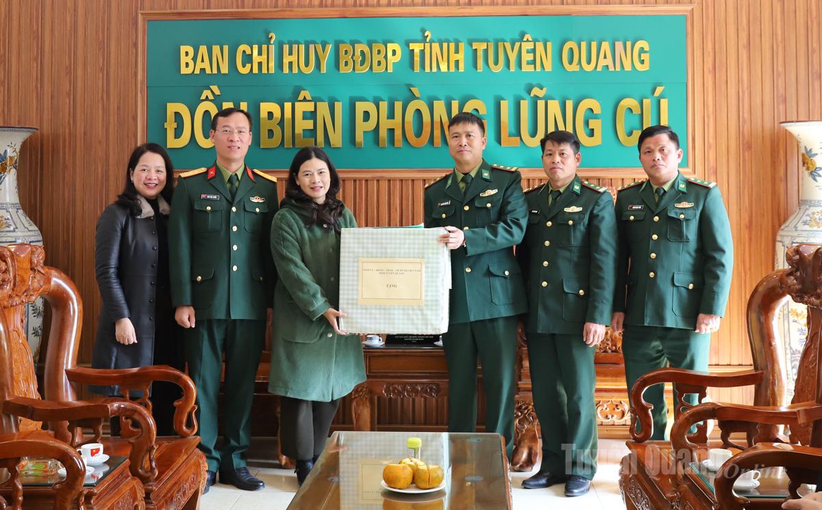 Đoàn công tác tặng quà Đồn Biên phòng Lũng Cú.