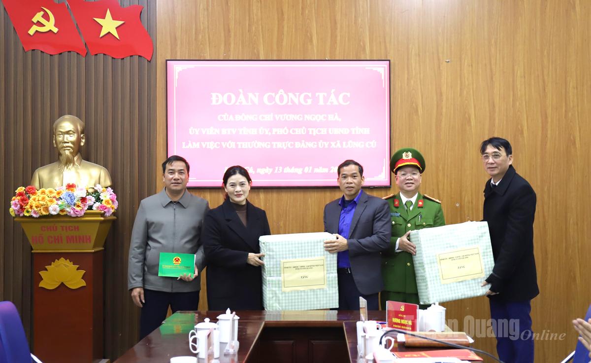 Đoàn công tác tặng quà xã Lũng Cú và Công an xã Lũng Cú nhân dịp Tết Nguyên đán Bính Ngọ.