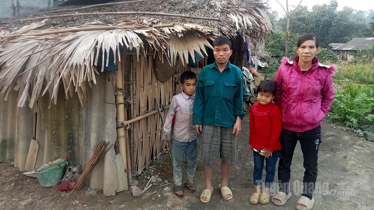 Cả gia đình anh Đặng Văn Cu và chị Lý Thị Trao, thôn Lang Chua, xã Trung Hà, tỉnh Tuyên Quang bên căn nhà lá xiêu vẹo.