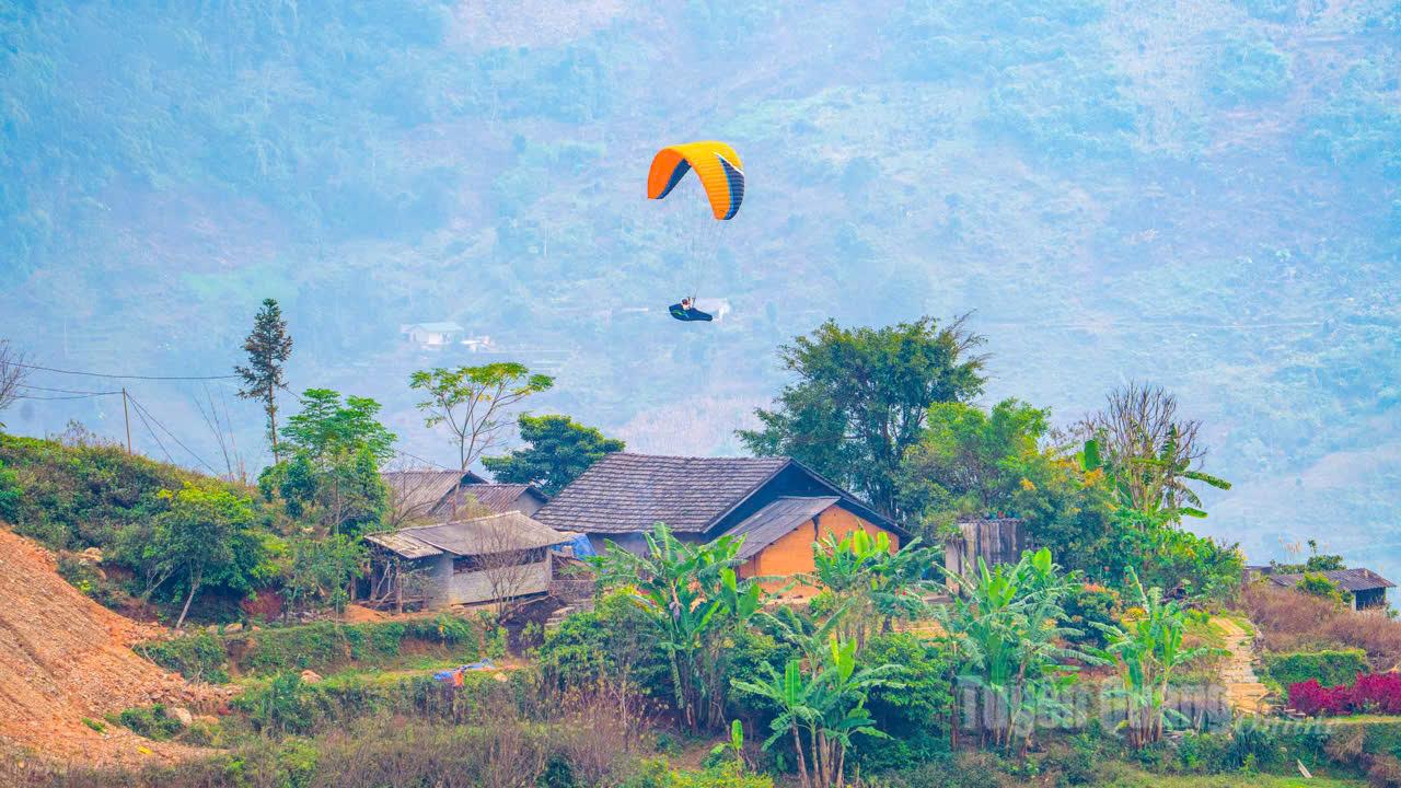 Bay dù lượn – sản phẩm du lịch trải nghiệm mới thu hút du khách yêu thích khám phá thiên nhiên.