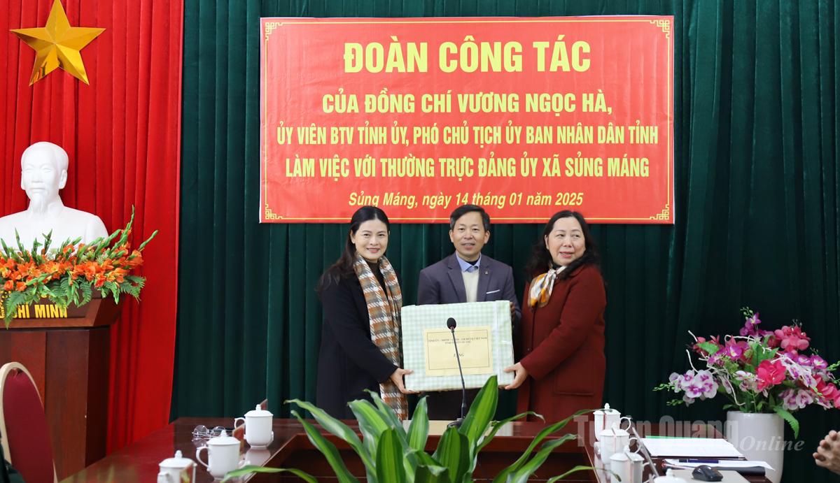 Phó Chủ tịch UBND tỉnh Vương Ngọc Hà tặng quà chúc mừng xã Sủng Máng nhân dịp Tết Bính Ngọ.