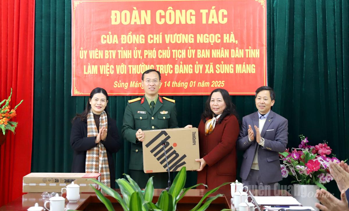 Lãnh đạo Viettel Tuyên Quang tặng quà xã Sủng Máng.
