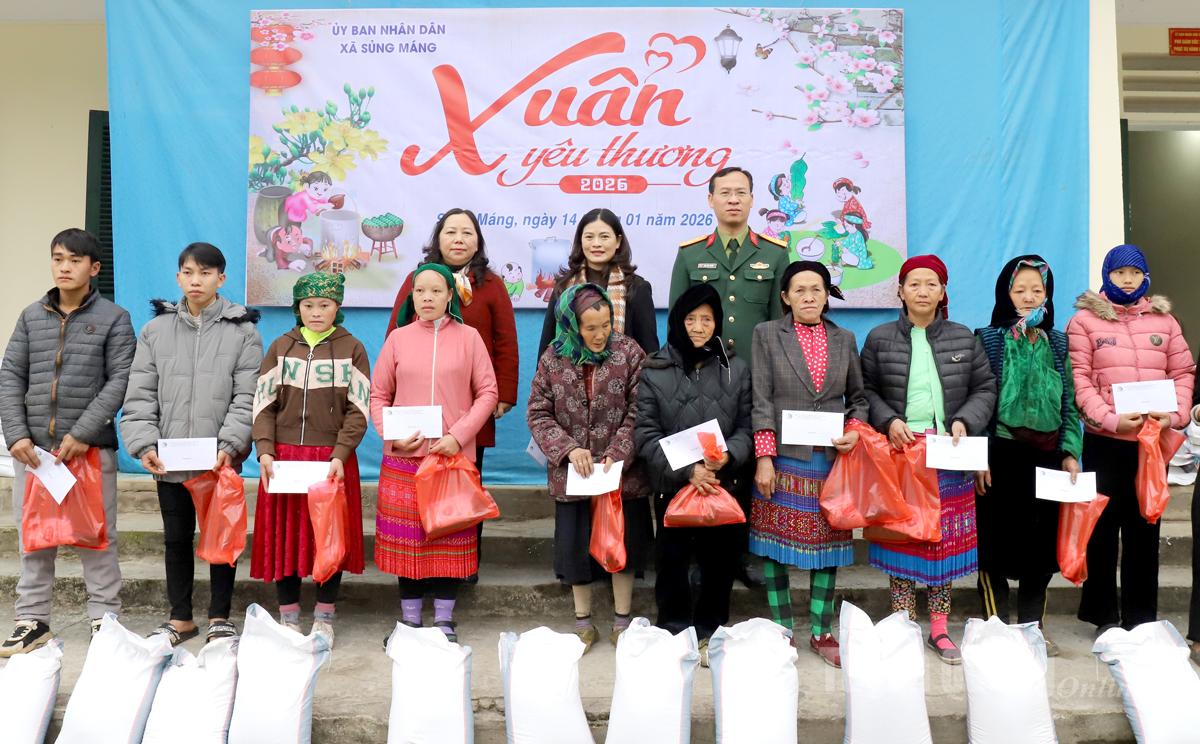 Phó Chủ tịch UBND tỉnh Vương Ngọc Hà và Viettel Tuyên Quang đã trao 50 suất quà cho hộ nghèo trên địa bàn xã.