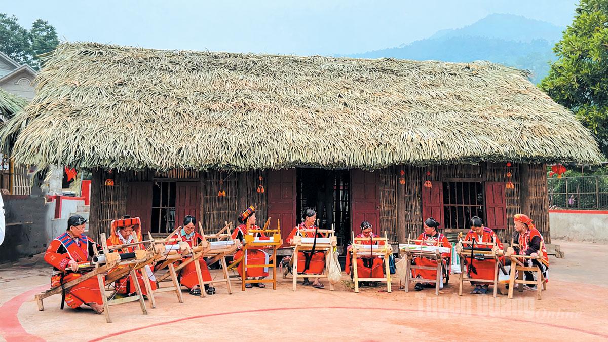 The traditional brocade weaving craft of the Pa Then people.