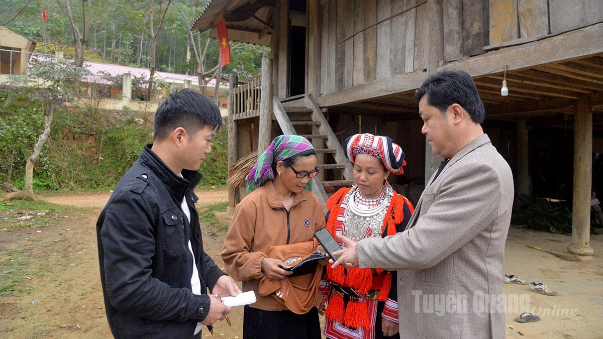 Cán bộ xã Xuân Giang tuyên truyền tới người dân nâng cao ý thức bảo vệ nguồn tài nguyên.