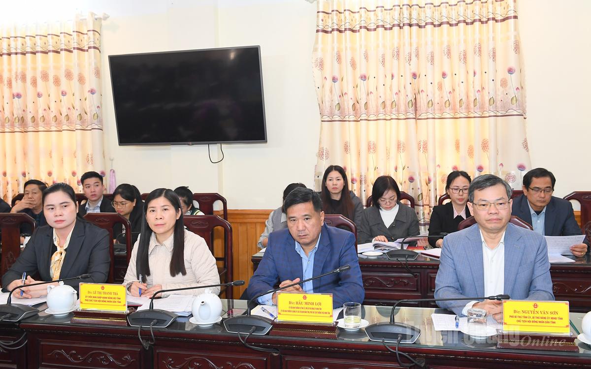 Các đồng chí lãnh đạo HĐND tỉnh, Đoàn ĐBQH tỉnh dự hội nghị.