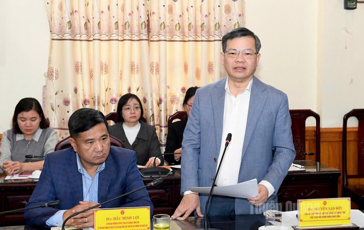 Đồng chí Chủ tịch HĐND tỉnh Nguyễn Văn Sơn phát biểu cảm ơn sự tín nhiệm của các cử tri.