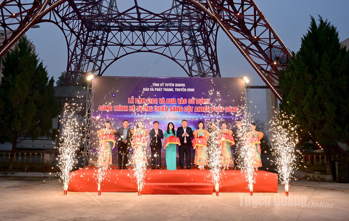 Các đại biểu cắt băng khánh thành công trình chiếu sáng cột anten phát sóng.