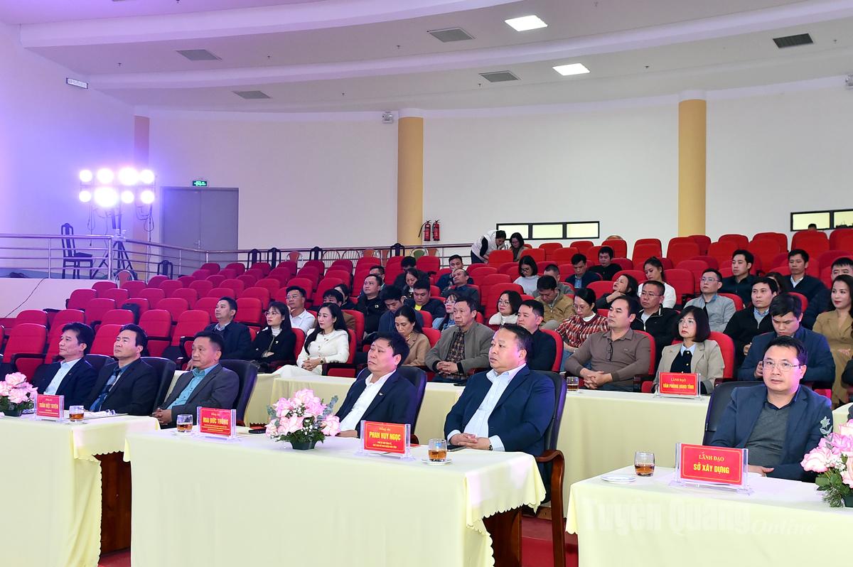 Các đại biểu dự lễ khánh thành.