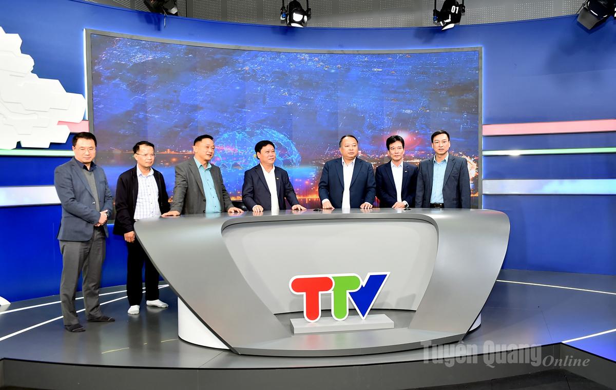 Chủ tích UBND tỉnh Phan Huy Ngọc tham quan và kiểm tra trường quay thời sự.