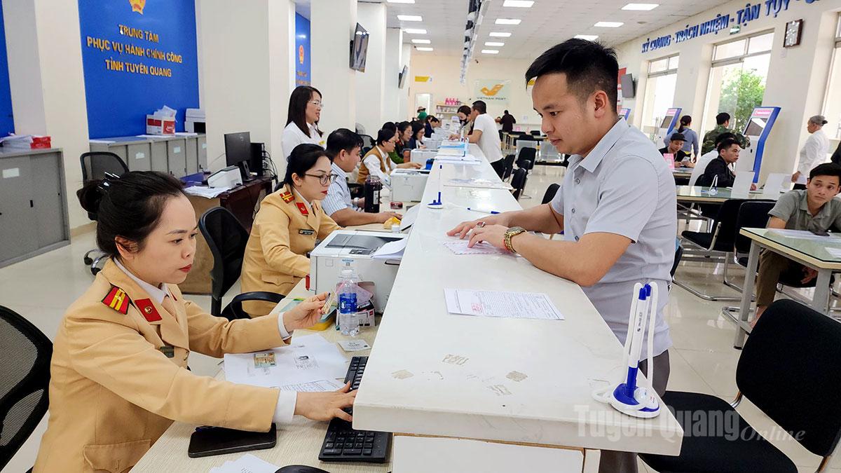 Cán bộ Công an giải quyết TTHC cho người dân tại Trung tâm phục vụ hành chính công tỉnh.