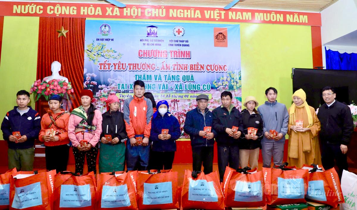 Các đại biểu tặng quà cho bà con nhân dân xã Tùng Vài, tỉnh Tuyên Quang.