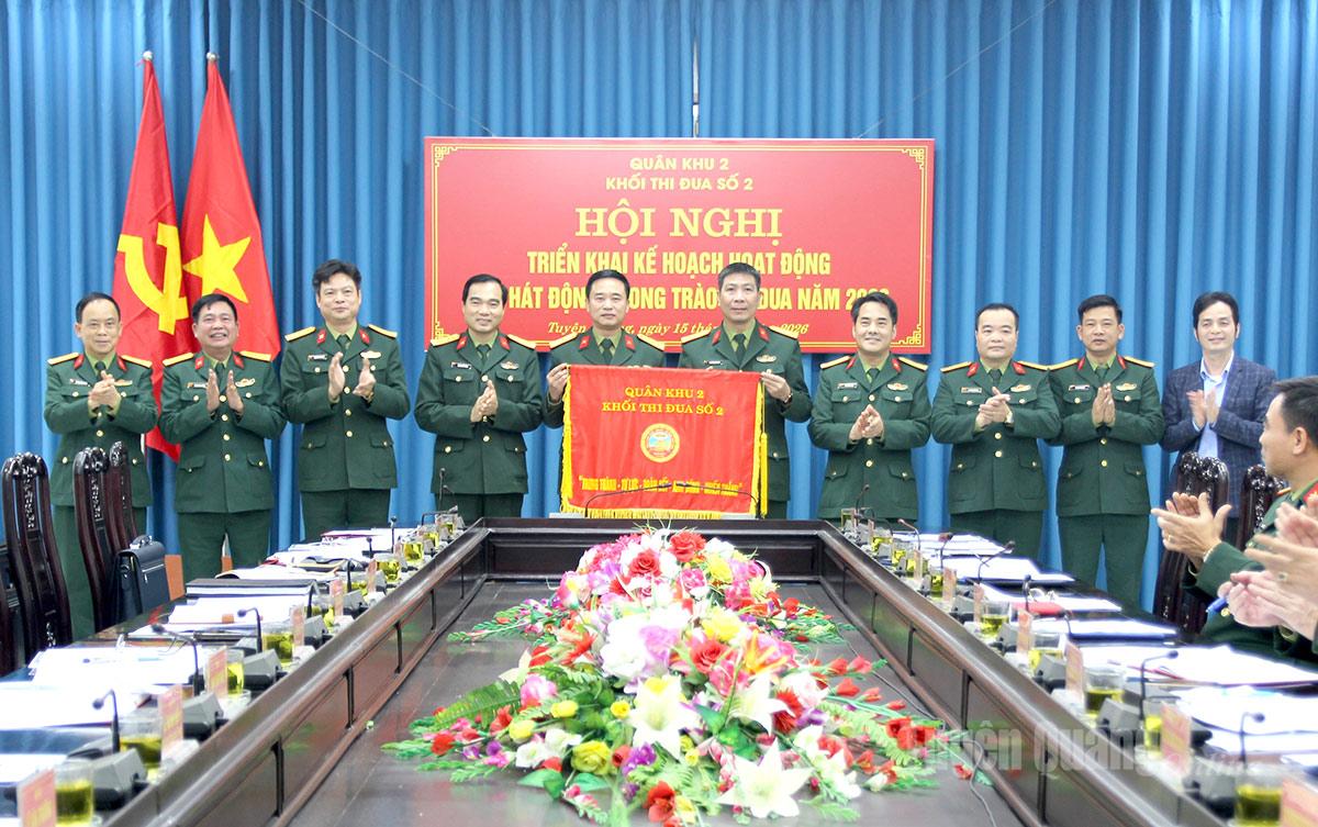 Bộ CHQS tỉnh Tuyên Quang – Trưởng Khối thi đua số 2 năm 2026 tiếp nhận Cờ thi đua Khối thi đua số 2.