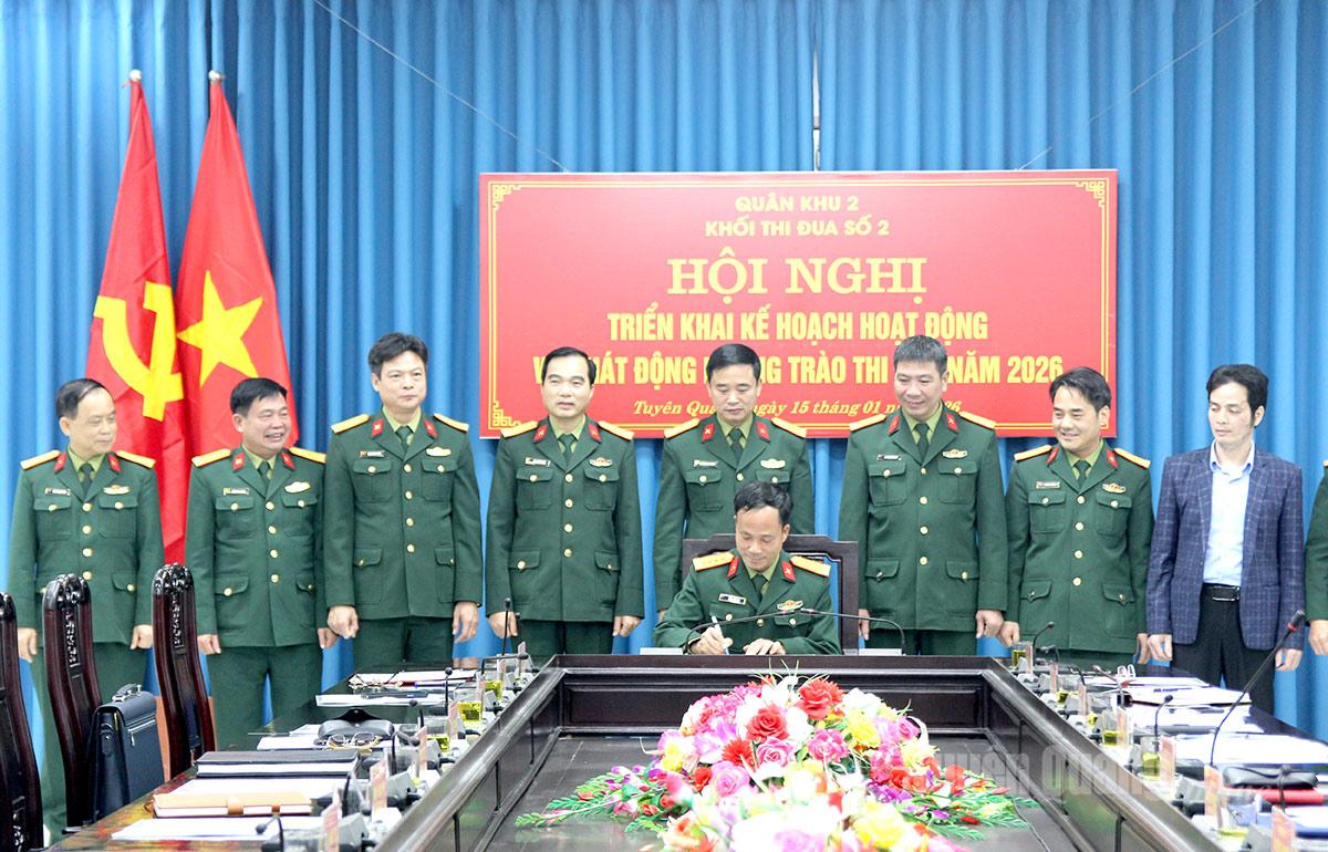 Các đơn vị trong Khối thi đua số 2 ký kết giao ước thi đua.