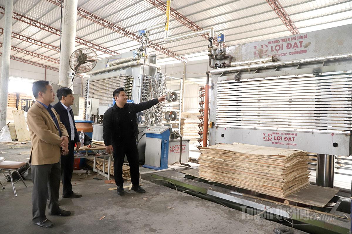 Lãnh đạo Trung tâm Khuyến công và Xúc tiến Công thương kiểm tra máy ép nhiệt của Công ty TNHH Sản xuất và Thương mại dịch vụ Ngọc Đức, phường Mỹ Lâm sau khi được bàn giao hỗ trợ từ nguồn khuyến công.