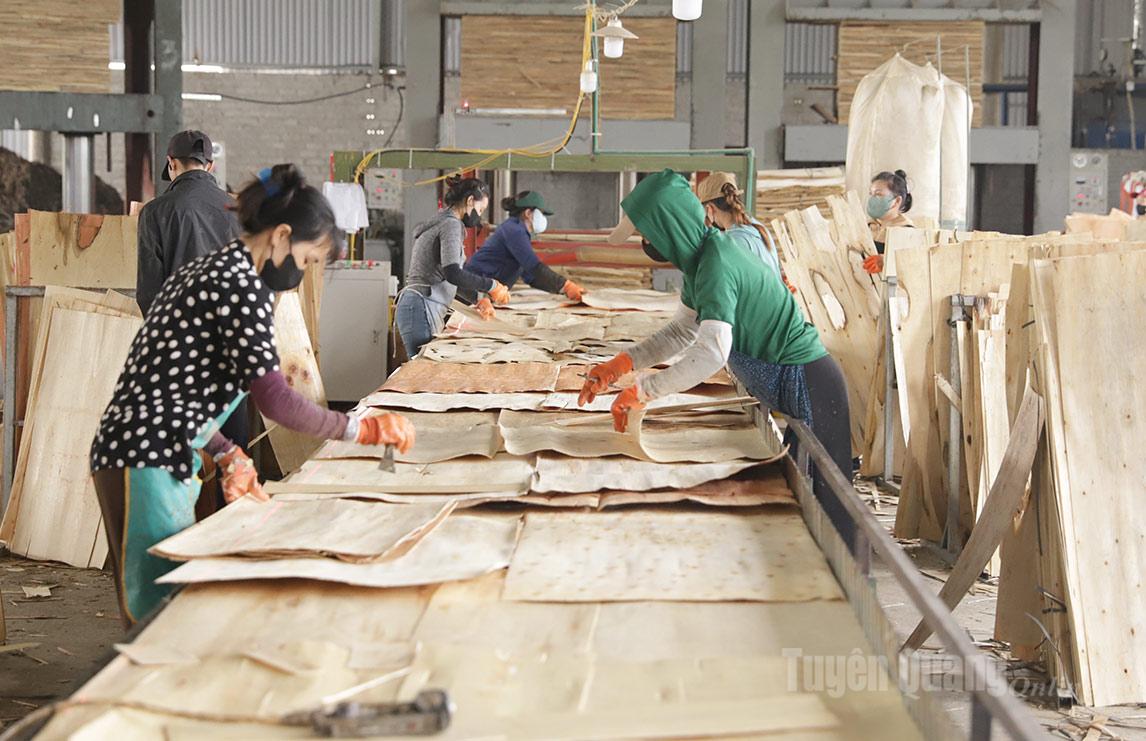 Khi được đầu tư máy móc hiện đại, chất lượng sản phẩm nâng lên đồng nghĩa với việc thu nhập của người lao động được đảm bảo. Công nhân Công ty TNHH Sản xuất và Thương mại dịch vụ Ngọc Đức được hưởng lương trung bình 9 triệu đồng/tháng.