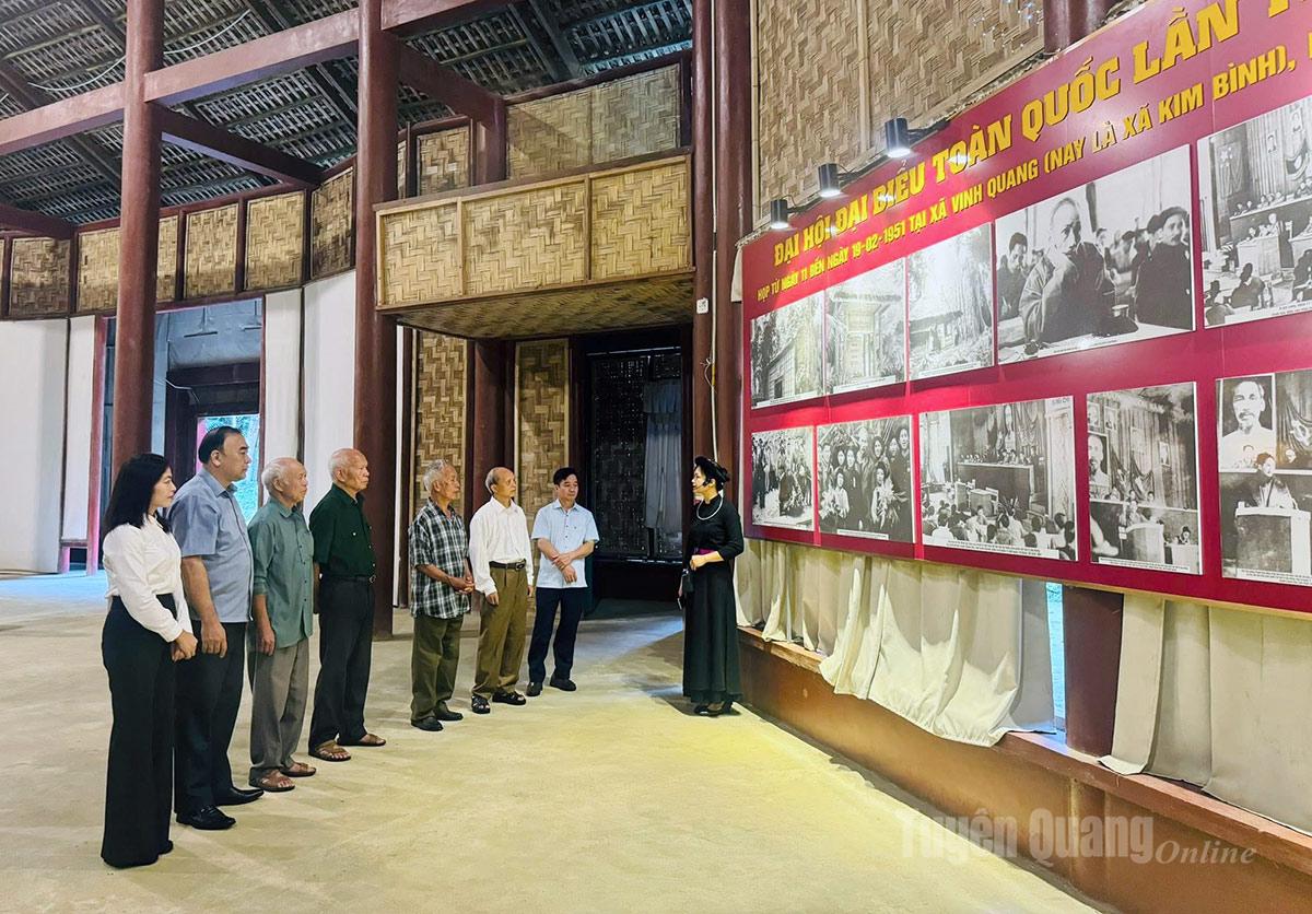  Đoàn công tác các đồng chí nguyên lãnh đạo tỉnh Tuyên Quang về thăm và dâng hương tại Khu di tích quốc gia đặc biệt Kim Bình.