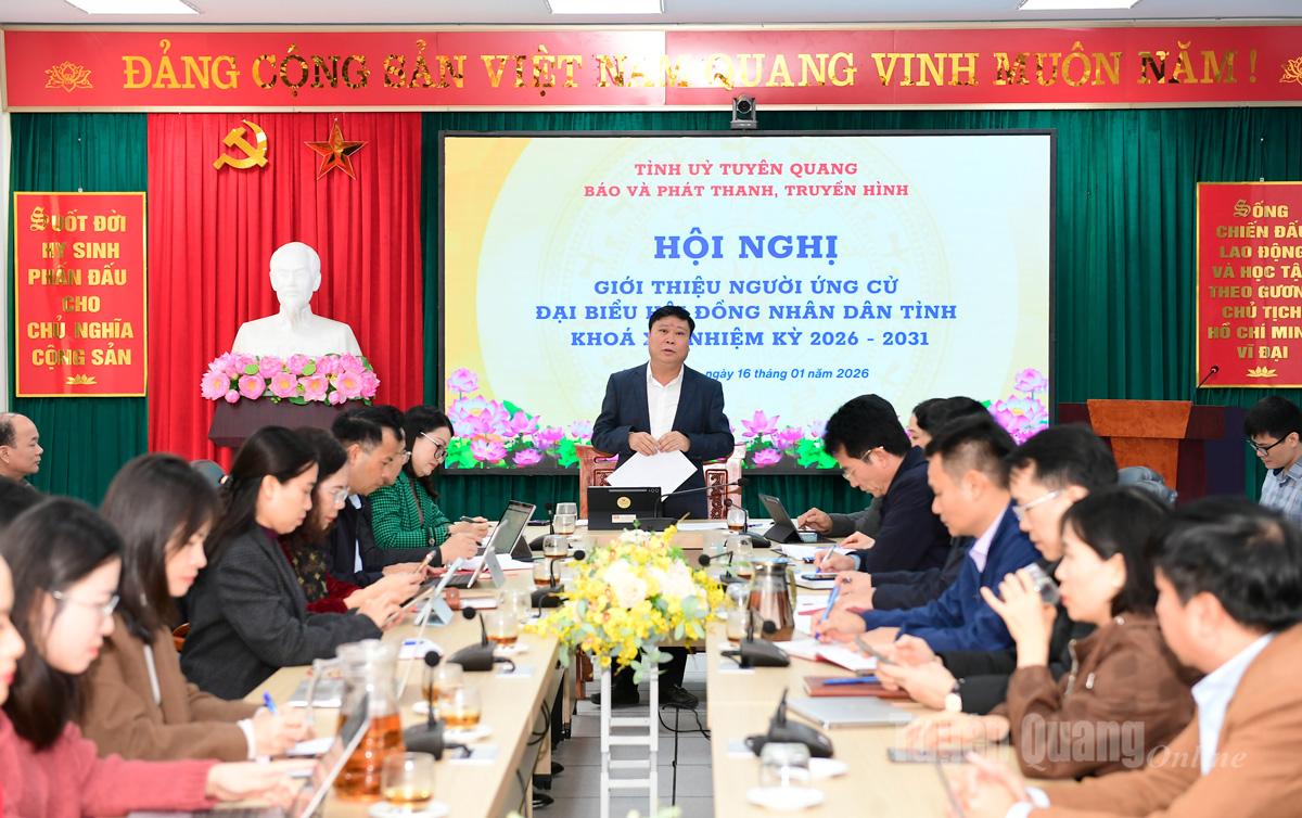 Đồng chí Mai Đức Thông, Ủy viên BCH Đảng bộ tỉnh, Bí thư Đảng ủy, Giám đốc Báo và phát thanh, truyền hình Tuyên Quang chủ trì hội nghị.